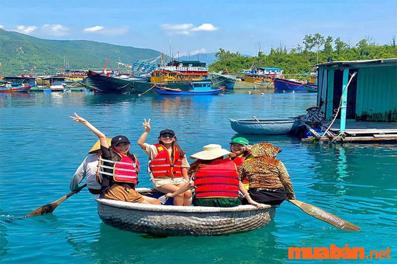 Trải nghiệm chèo thuyền thúng trên sông Cửa Cạn Phú Quốc