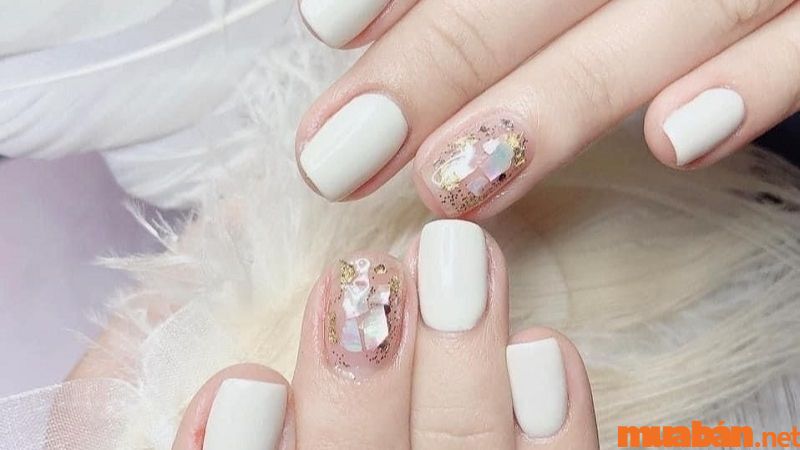Mẫu nail cô dâu màu trắng đơn giản nhưng rất cuốn hút nhờ họa tiết đá xà cừ (Nguồn: NQ Medical)