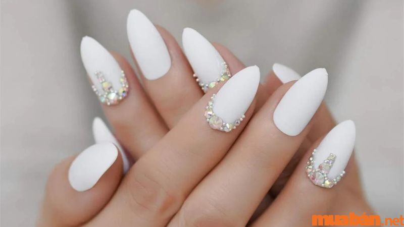 Mẫu nail cô dâu màu trắng đơn giản, sang trọng với đá đính lấp lánh (Nguồn: bachhoaxanh)