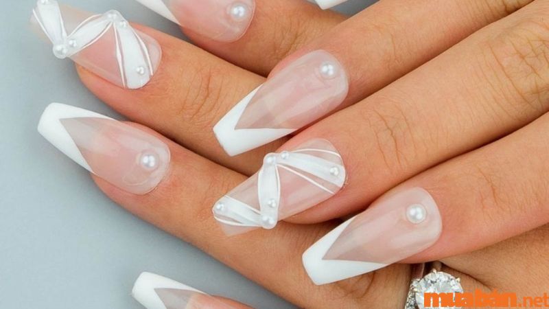 Mẫu nail cô dâu đính ngọc trai kết hợp họa tiết đơn giản, tinh tế (Nguồn: bachhoaxanh)