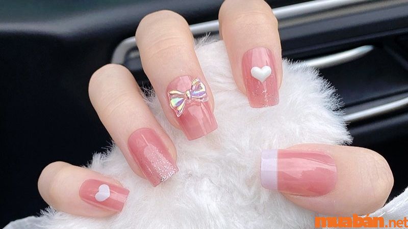 Mẫu nail màu hồng pastel kết hợp đính nơ sang trọng, nhẹ nhàng cho cô dâu (Nguồn: NQ Medical)