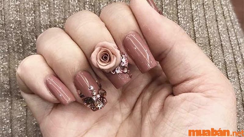 Mẫu nail đính hoa hồng và đá nổi bật, kiêu sa (Nguồn: bachhoaxanh)