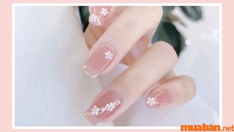 Mẫu nail đơn giản đính hoa nhí giúp cô dâu tỏa sáng trên lễ đường (Nguồn: CocoNala.io)