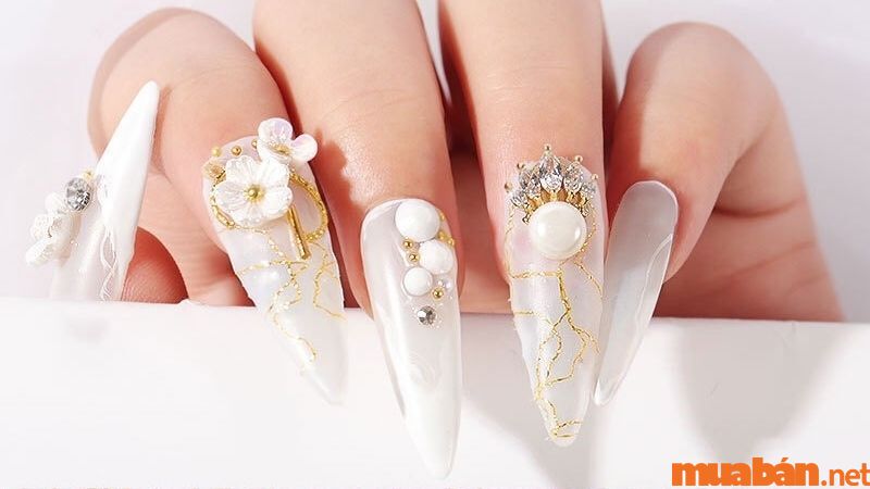 Mẫu nail cô dâu đơn giản đẹp với đường vân nổi giúp đôi tay nàng thêm nổi bật (Nguồn: NQ Medical)