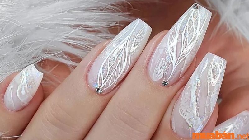Mẫu nail cô dâu đơn giản đẹp với đường vân nổi họa tiết chiếc lá lạ mắt và sang chảnh (Nguồn: Dep365)