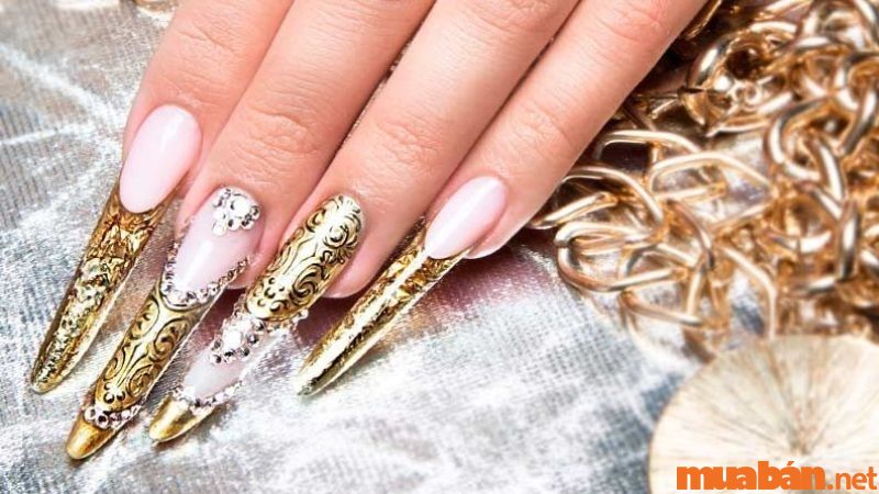 Mẫu nail cô dâu tone màu vàng gold chủ đạo toát lên vẻ xa hoa va quyền quý (Nguồn: bachhoaxanh)