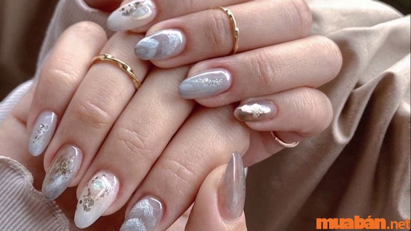 Mẫu nail cô dâu đính xà cừ trên nền màu nước gạo (Nguồn: zicxa.com)