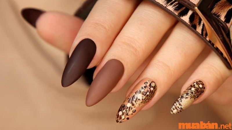 Mẫu nail màu nâu sang trọng cho cô dâu da ngăm (Nguồn: bachhoaxanh)