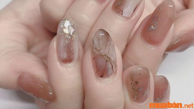 Mẫu nail cô dâu đơn giản họa tiết vân đá kết hợp xà cừ sang trọng (Nguồn: zicxa.com)
