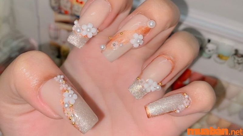 Mẫu nail cô dâu đơn giản đính hoa nhí nổi và ngọc trai mang đến vẻ đẹp nhẹ nhàng (Nguồn: NQ Medical)