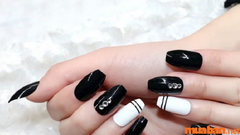 Mẫu nail cô dâu đơn giản tone màu trắng đen cá tính, độc đáo (Nguồn: bachhoaxanh)