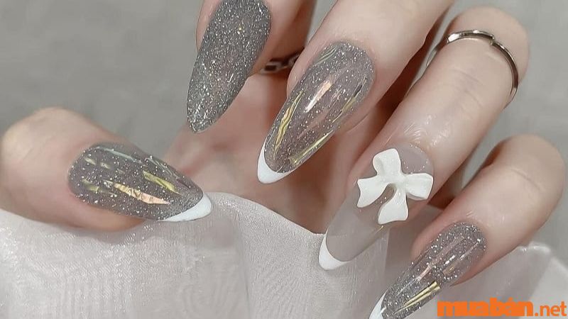 Mẫu nail cô dâu đơn giản kiểu Hàn Quốc kim tuyến lấp lánh kết hợp French (Nguồn: NQ Medical)