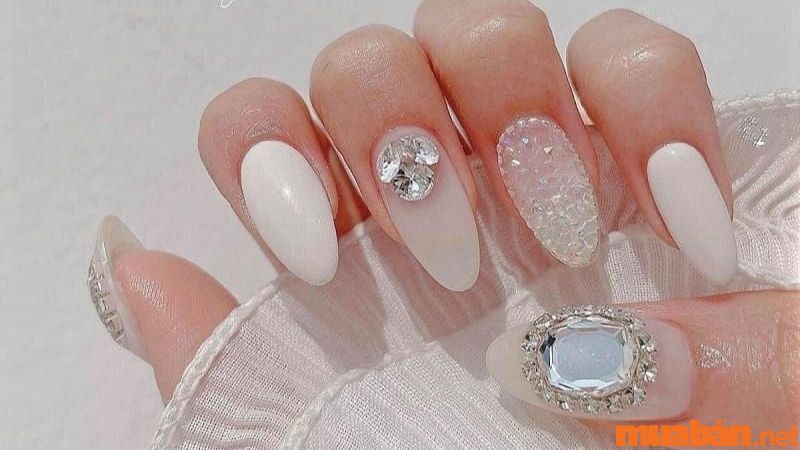 Mẫu nail cô dâu đính đá kiểu Hàn (Nguồn: NQ Medical)