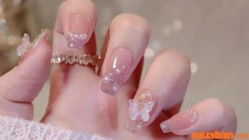 Mẫu nail cô dâu đính ngọc trai (Nguồn: bachhoaxanh)