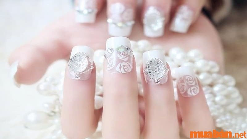 Mẫu nail màu trắng kết hợp họa tiết hoa hồng và kim cương cho cô dâu (Nguồn: zicxa.com)