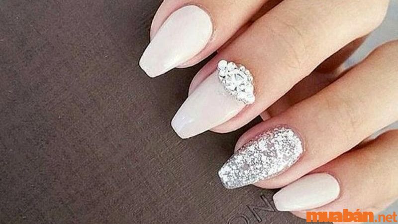 Mẫu nail cô dâu màu trắng đính đá kết hợp sơn nhũ khổng tước (Nguồn: zicxa.com)