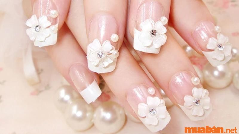 Mẫu nail cô dâu đính hoa trắng và ngọc trai phong cách tiểu thư (Nguồn: bachhoaxanh)