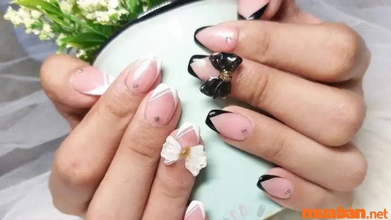 Mẫu nail cô dâu đính nơ phối màu trắng đen độc đáo (Nguồn: bachhoaxanh)