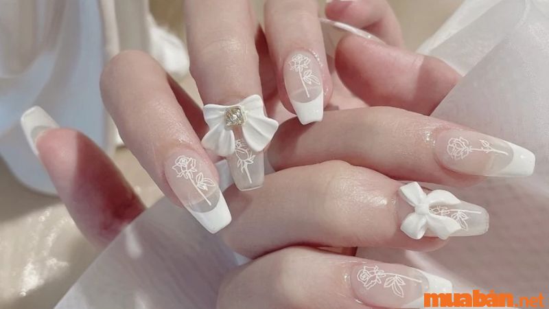 Mẫu nail cô dâu đính nơ trắng đơn giản, tinh tế (Nguồn: bachhoaxanh)