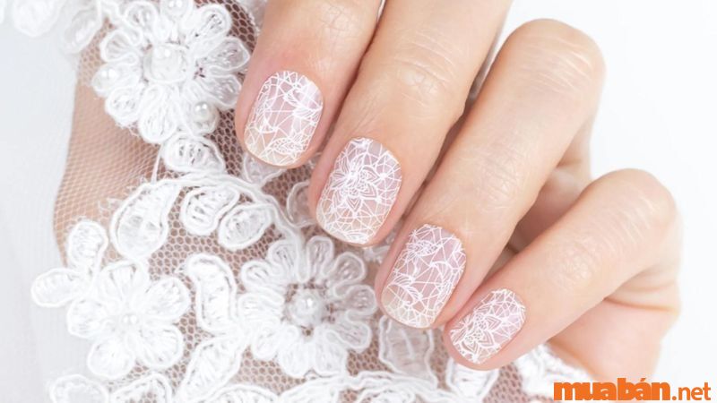 Mẫu nail cô dâu phối họa tiết ren đặc biệt (Nguồn: bachhoaxanh)