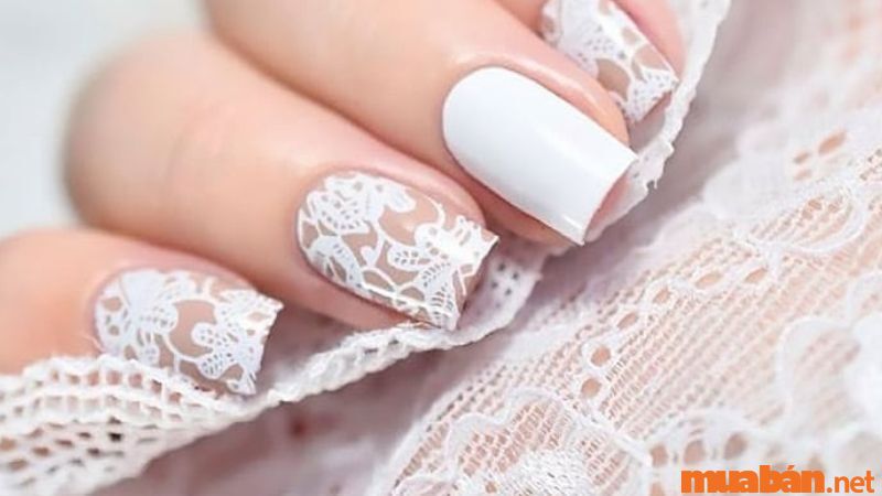 Mẫu nail cô dâu phối họa tiết ren màu trắng thanh lịch, tao nhã (Nguồn: bachhoaxanh)