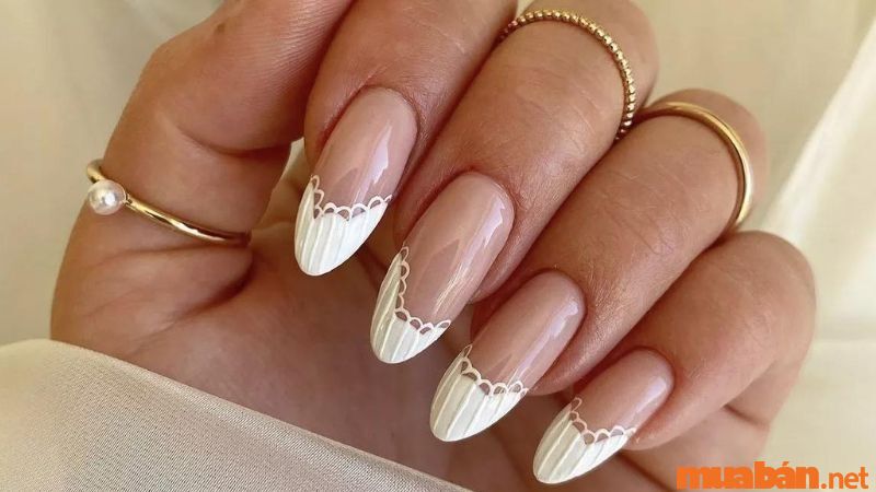 Mẫu nail cô dâu phối họa tiết ren nền móng màu nude quý phái (Nguồn: bachhoaxanh)