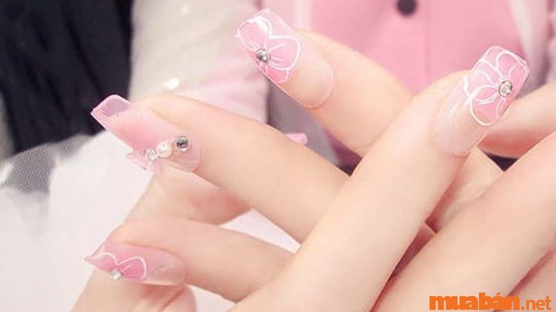 Mẫu nail cô dâu màu hồng họa tiết hoa xinh xắn (Nguồn: zicxa.com)