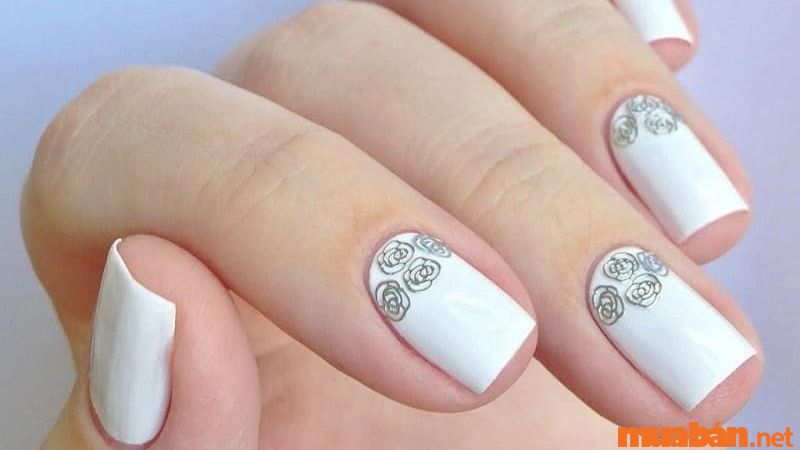 Mẫu nail cô dâu ngắn, họa tiết hoa hồng dễ thương (Nguồn: NAILBOX)