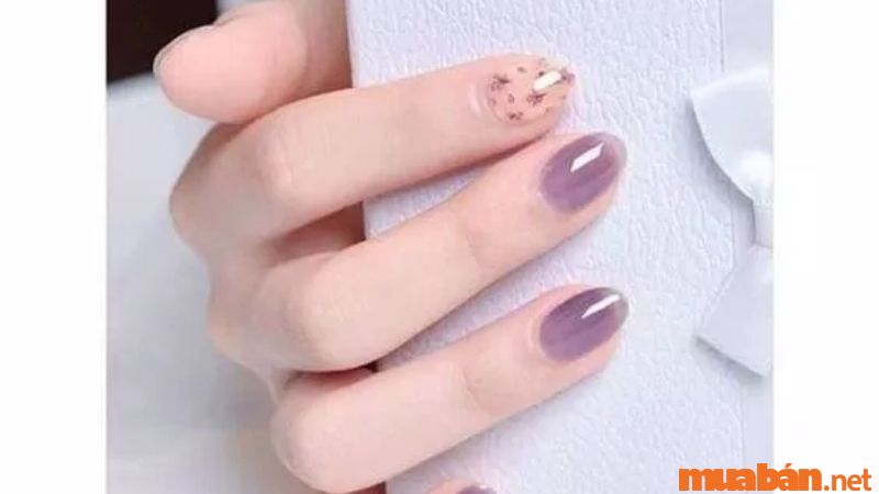Mẫu nail cô dâu ngắn sơn thạch kết hợp hoa nhí (Nguồn: NAILBOX)