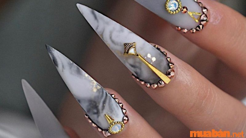 Mẫu nail cô dâu họa tiết vân đá kết hợp cùng phụ kiện độc lạ giúp toát lên vẻ quyền lực và sang chảnh (Nguồn: bachhoaxanh)