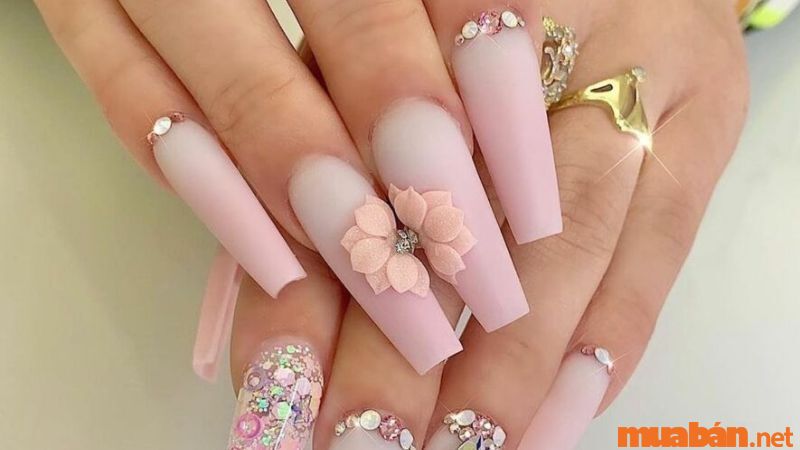 Mẫu nail cô dâu đính hoa và đá cầu kỳ, nổi bật (Nguồn: bachhoaxanh)