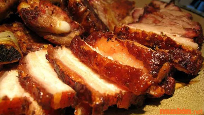 Một trong những món ăn phổ biến là lợn cắp nách Bắc Hà quay