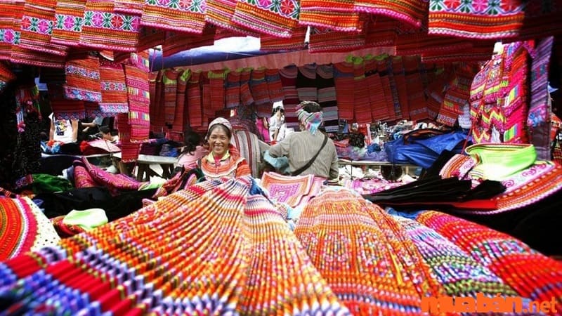 Thổ cẩm là món quà lưu niệm phổ biến được bày bán tại chợ tình Sapa