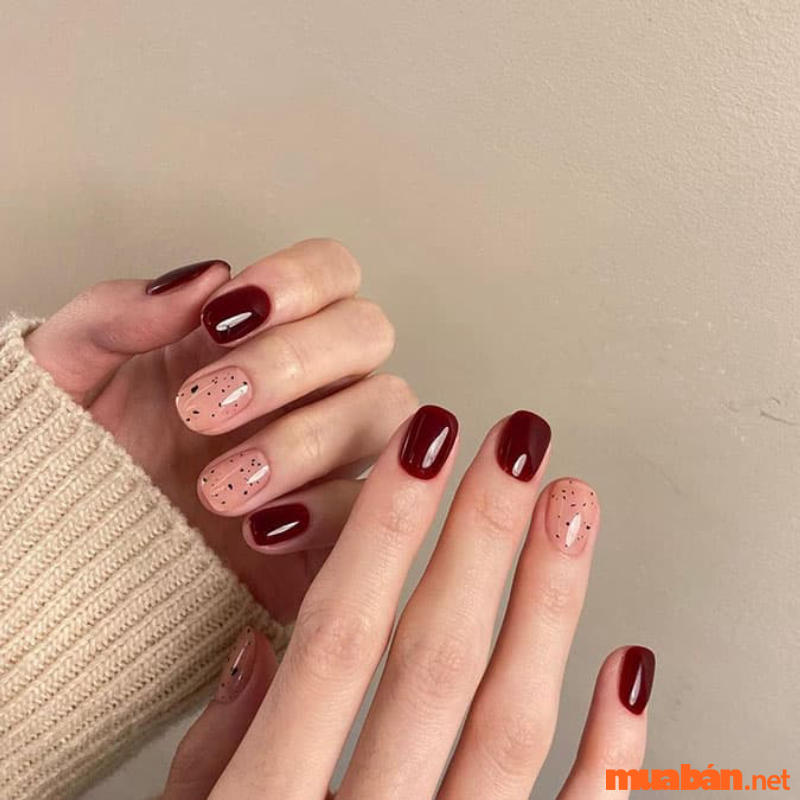 Mẫu nail màu đỏ mận phối sơn trứng cút