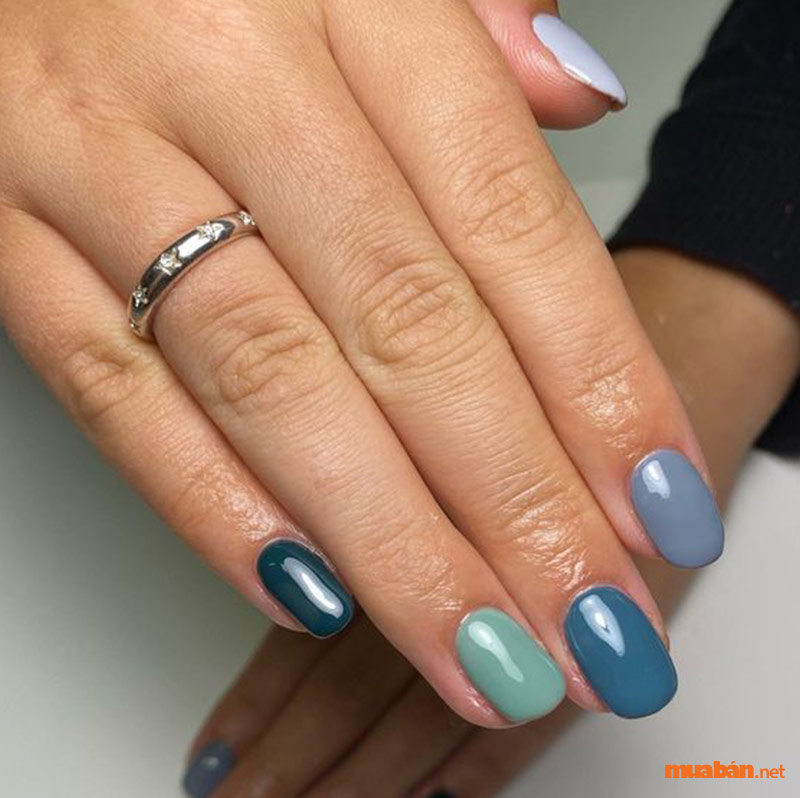 Những bộ nail móng ngắn đơn giản với các sắc màu xanh lam đến xanh lá