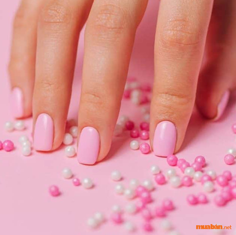 Bộ nail đơn giản cho nàng sở hữu tone da ngăm có màu hồng