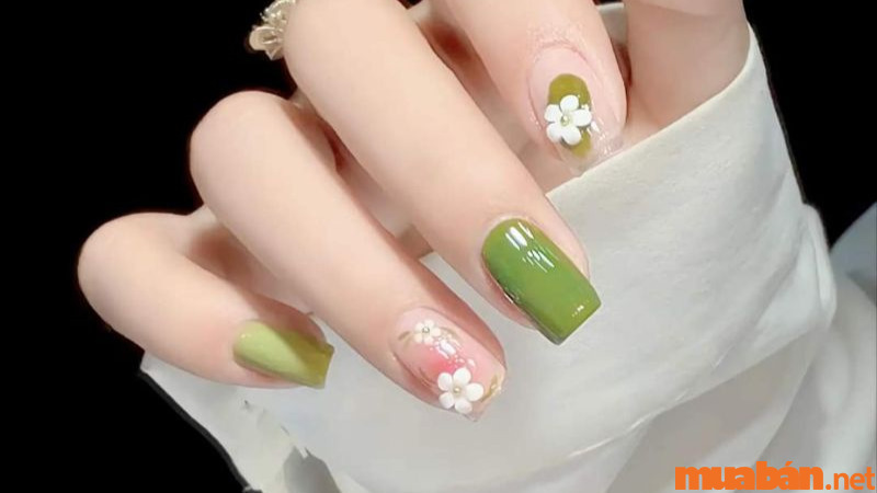 Mẫu nail cô dâu đơn giản đính hoa nhí màu hồng nhạt hiện đại và thanh lịch (Nguồn: NQ Medical)