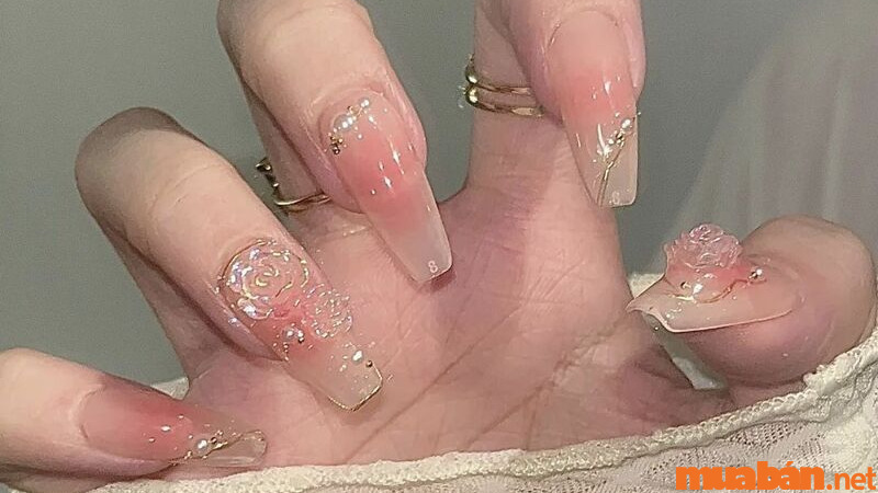 Mẫu nail cô dâu trong suốt đơn giản giúp đôi tay cô dâu thêm thanh thoát (Nguồn: zicxa.com)