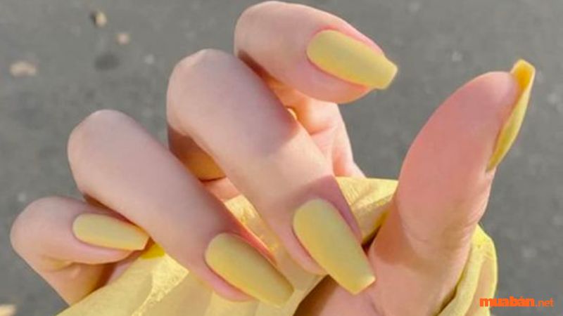 Mẫu nail đơn giản nhẹ nhàng có màu vàng