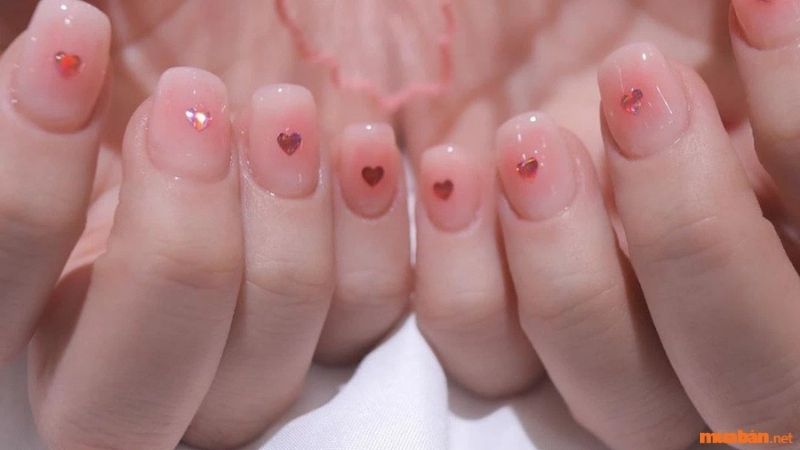 Mẫu nail thạch hồng đơn giản trái tim