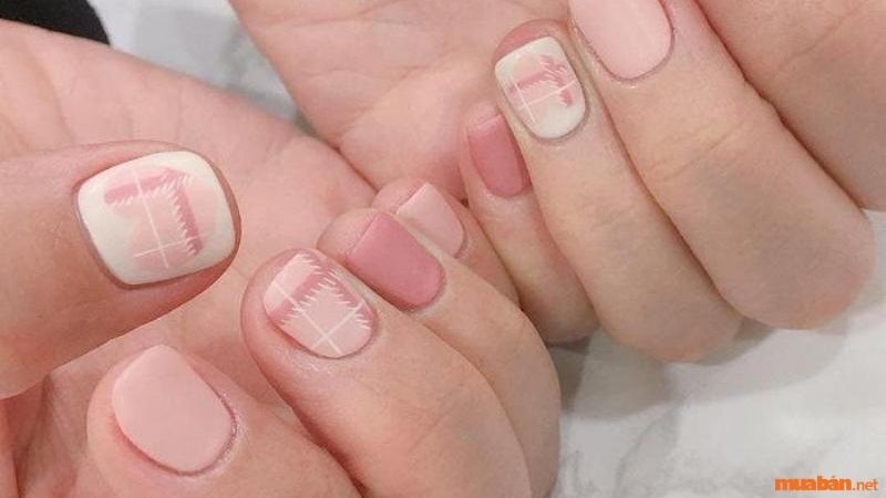 Mẫu nail màu hồng thạch sọc dễ thương