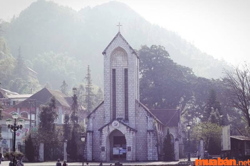 Nhà thờ đá Sapa còn có tên gọi khác là nhà thờ Đức Mẹ Mân Côi được xây dựng từ năm 1926.