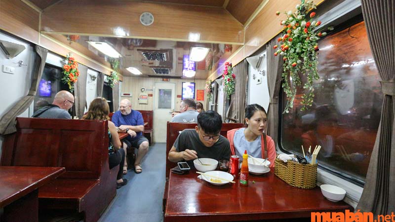 Bạn có thể ăn bữa chính được phục vụ ngay trên tàu
