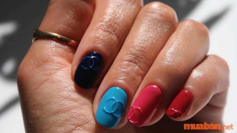 Mẫu nail chanel nổi bật đầy màu sắc (Nguồn tham khảo: Imarni Ashman)