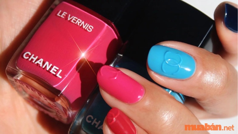 Mẫu nail chanel với nhiều màu sắc nổi bật (Nguồn tham khảo: Imarni Ashman)