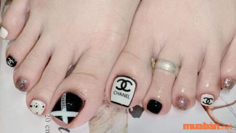 Mẫu nail chanel kết hợp logo chanel ấn tượng ( Nguồn tham khảo: Tú Anh nails)