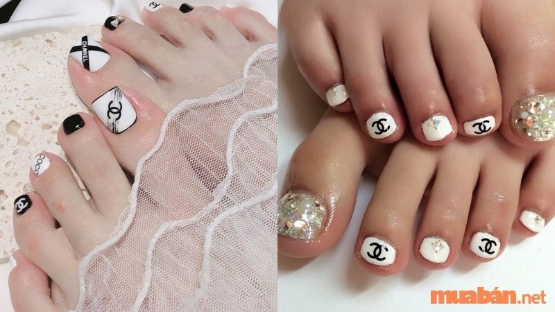 Mẫu nail chanel nền trắng với logo màu đen (Nguồn tham khảo: Internet)