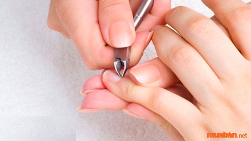 Tuyệt chiêu giữ màu nail lâu phai nàng nào cũng nên biết - BlogAnChoi. Trong những tháng cuối năm này, mùa tiệc tùng đang “đổ bộ” nhanh chóng. Ngoài việc chọn các bộ váy, kiểu tóc đẹp, nàng đã biết cách lưu giữ màu nail luôn. Cắt tỉa lại móng cho gọn và đẹpMột lớp sơn màu đẹp không thể “lưu trú” trên phần móng bị xước gãy xấu xí và có vô số lớp biểu bì dư thừa. Không chỉ vậy, cắt tỉa lại móng, loại bỏ phần da, biểu bì thừa cũng giúp móng khỏe mạnh và màu sơn lâu phai hơn. Kỹ hơn, bạn gái hãy dũa móng để lớp sơn bám đều và đẹp. Nàng nên dùng bộ dụng cụ cắt tỉa, dũa có chất lượng để thực hiện công việc này. https://blogtocdep.net/