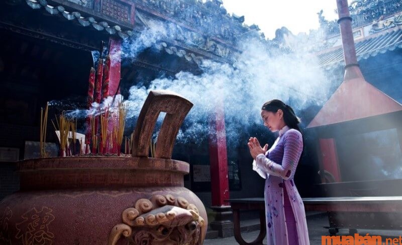 Đầu năm đến chùa dâng hương để giải hạn tuổi phạm Thái Tuế năm 2024