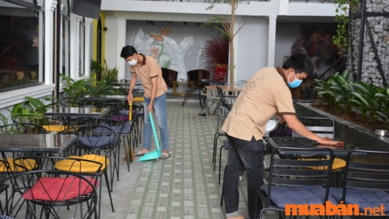 Nhân viên phục vụ quán cafe dọn dẹp và giữ vệ sinh chung